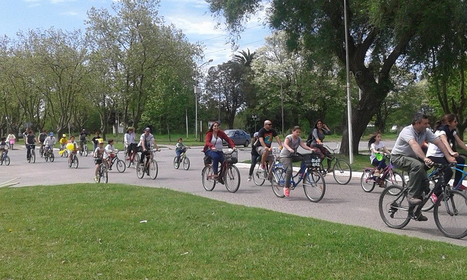 Cientos de personas disfrutaron de la bicicleteada de la familia