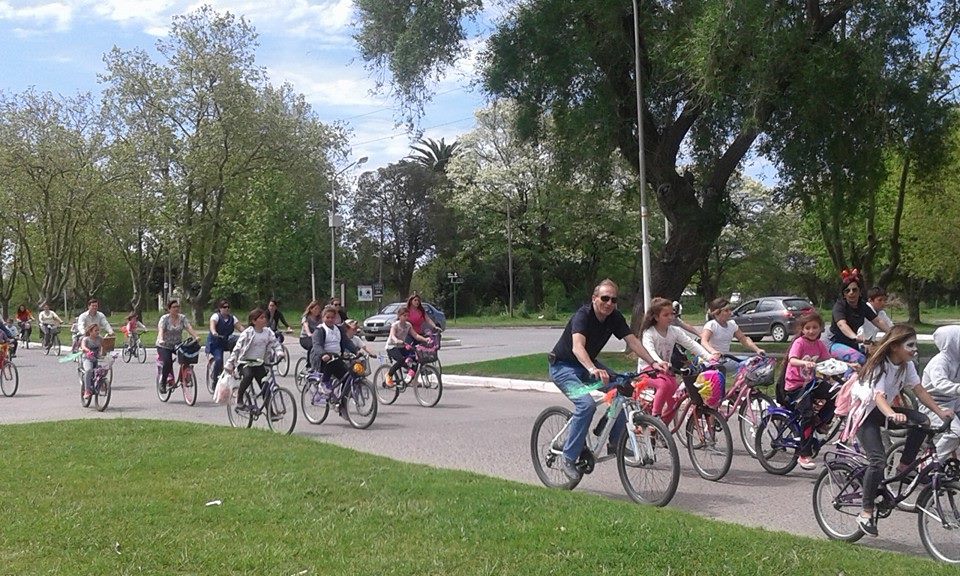 Cientos de personas disfrutaron de la bicicleteada de la familia