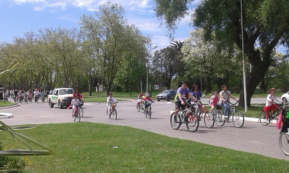 Cientos de personas disfrutaron de la bicicleteada de la familia