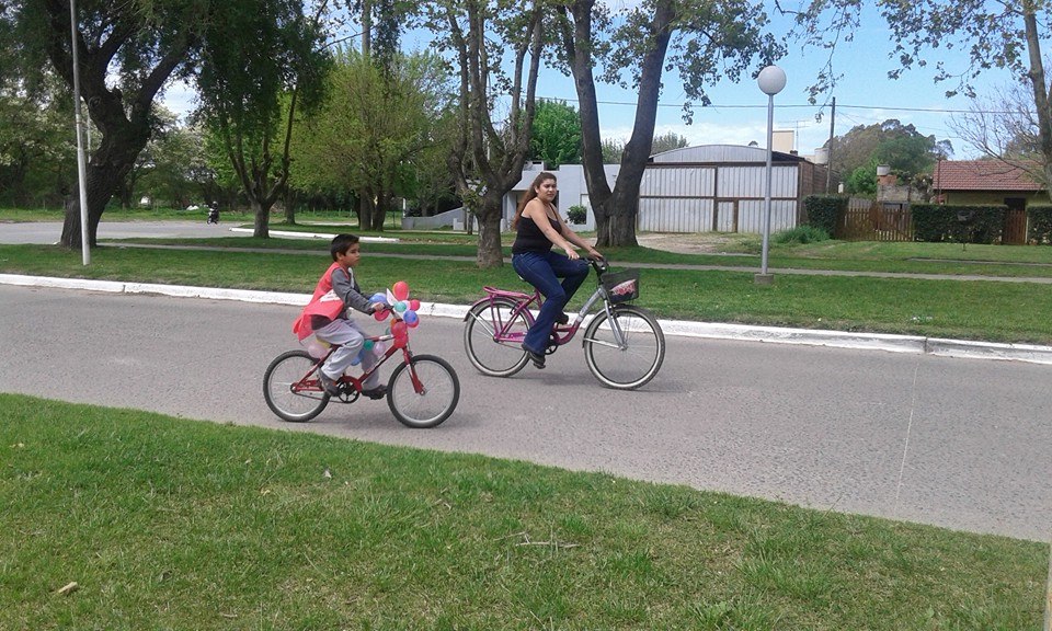 Cientos de personas disfrutaron de la bicicleteada de la familia