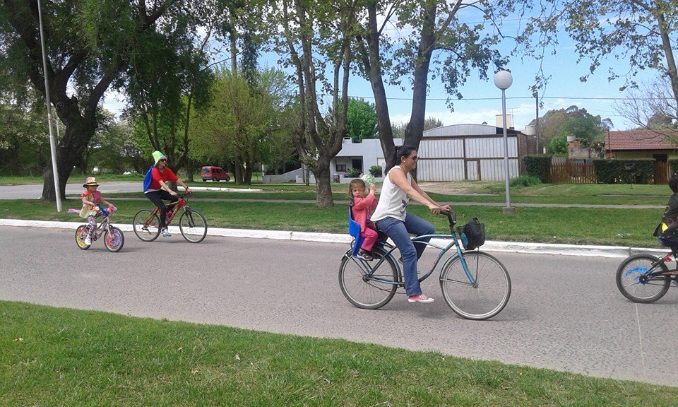 Cientos de personas disfrutaron de la bicicleteada de la familia