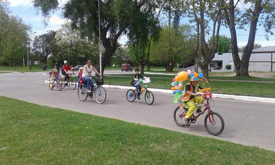 Cientos de personas disfrutaron de la bicicleteada de la familia