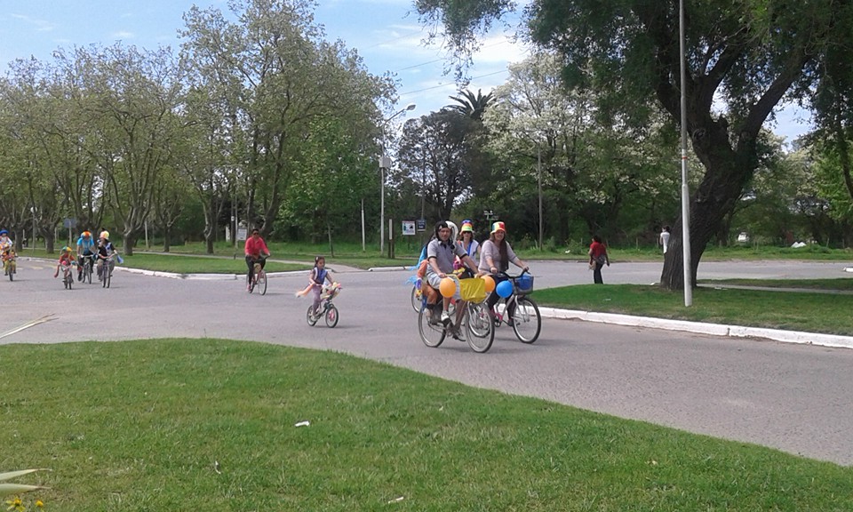 Cientos de personas disfrutaron de la bicicleteada de la familia