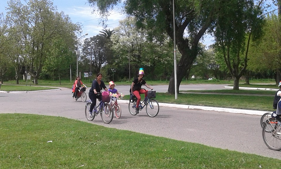 Cientos de personas disfrutaron de la bicicleteada de la familia