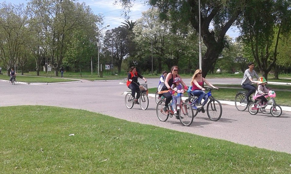 Cientos de personas disfrutaron de la bicicleteada de la familia