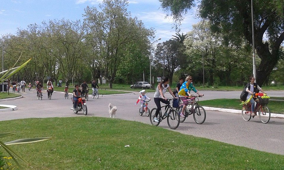 Cientos de personas disfrutaron de la bicicleteada de la familia