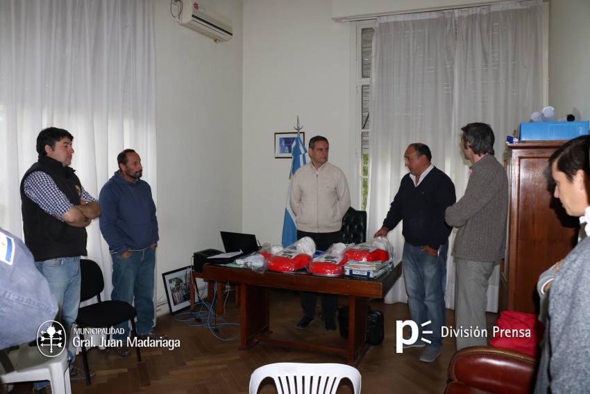 El ejecutivo don materiales de primeros auxilios a los Bomberos Volun