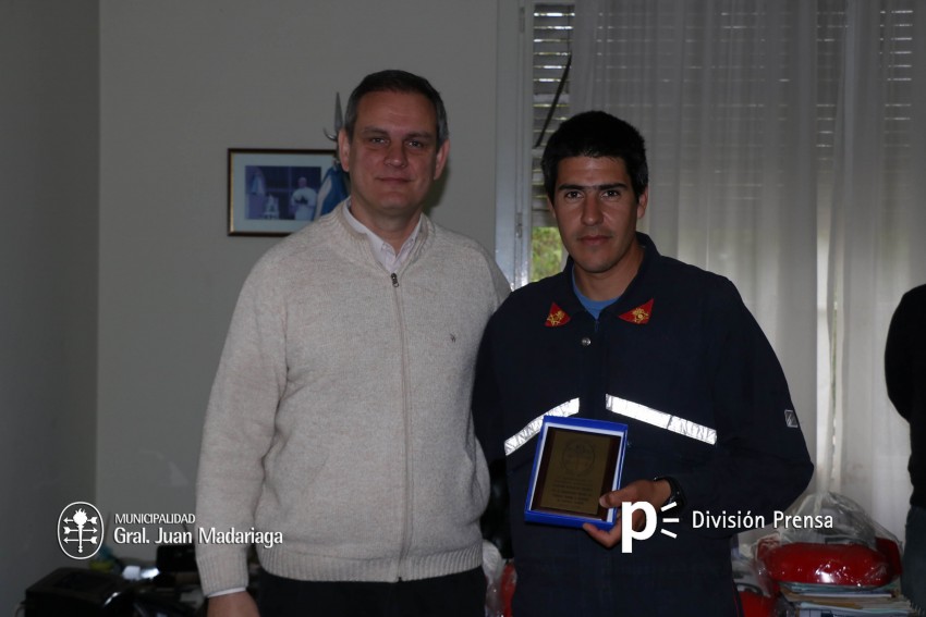 El ejecutivo don materiales de primeros auxilios a los Bomberos Volun