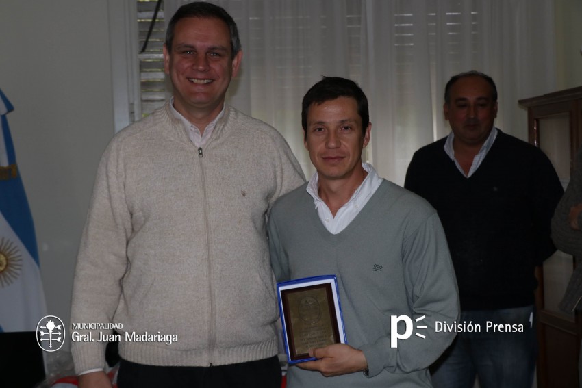 El ejecutivo don materiales de primeros auxilios a los Bomberos Volun