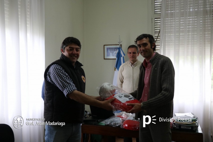 El ejecutivo don materiales de primeros auxilios a los Bomberos Volun