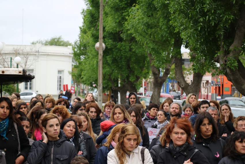Vecinos marcharon en el #MircolesNegro contra los femicidios