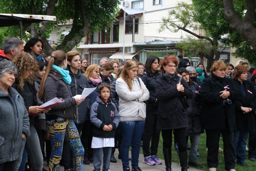 Vecinos marcharon en el #MircolesNegro contra los femicidios