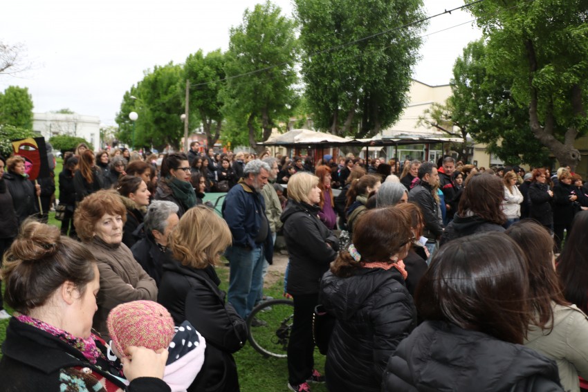 Vecinos marcharon en el #MircolesNegro contra los femicidios