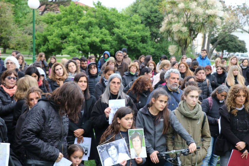 Vecinos marcharon en el #MircolesNegro contra los femicidios