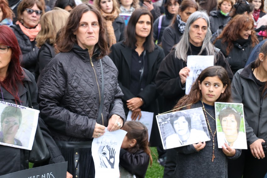 Vecinos marcharon en el #MircolesNegro contra los femicidios