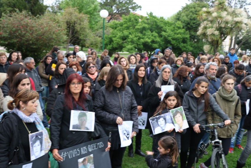 Vecinos marcharon en el #MircolesNegro contra los femicidios