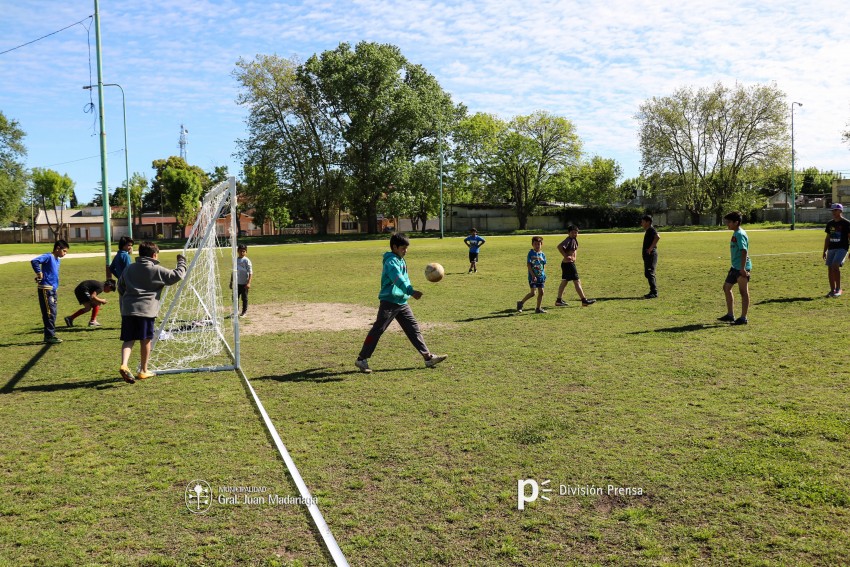 Decenas de ni�os participaron del encuentro de �F�tbol Joven�