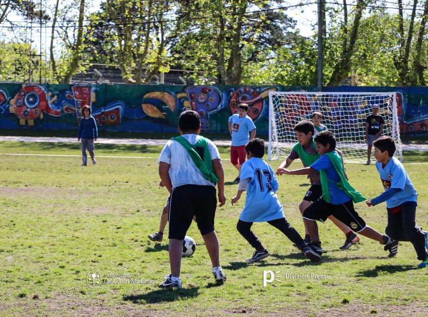 Decenas de ni�os participaron del encuentro de �F�tbol Joven�