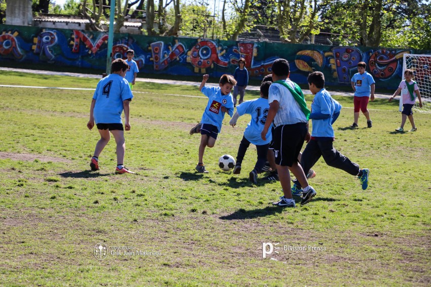 Decenas de ni�os participaron del encuentro de �F�tbol Joven�