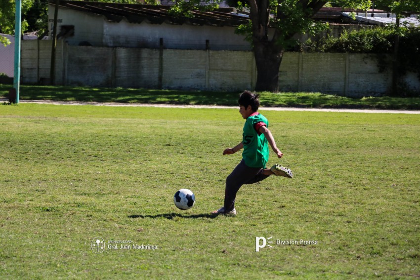 Decenas de ni�os participaron del encuentro de �F�tbol Joven�