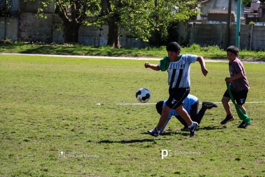 Decenas de ni�os participaron del encuentro de �F�tbol Joven�