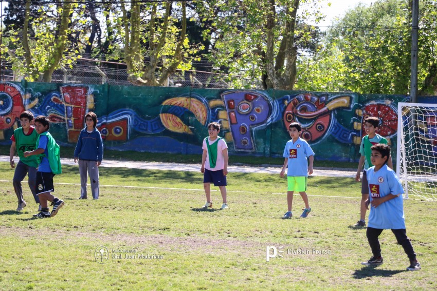Decenas de ni�os participaron del encuentro de �F�tbol Joven�