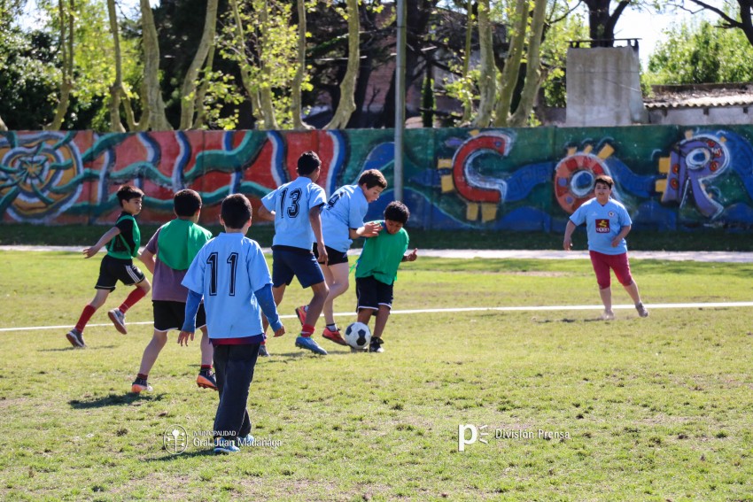 Decenas de ni�os participaron del encuentro de �F�tbol Joven�