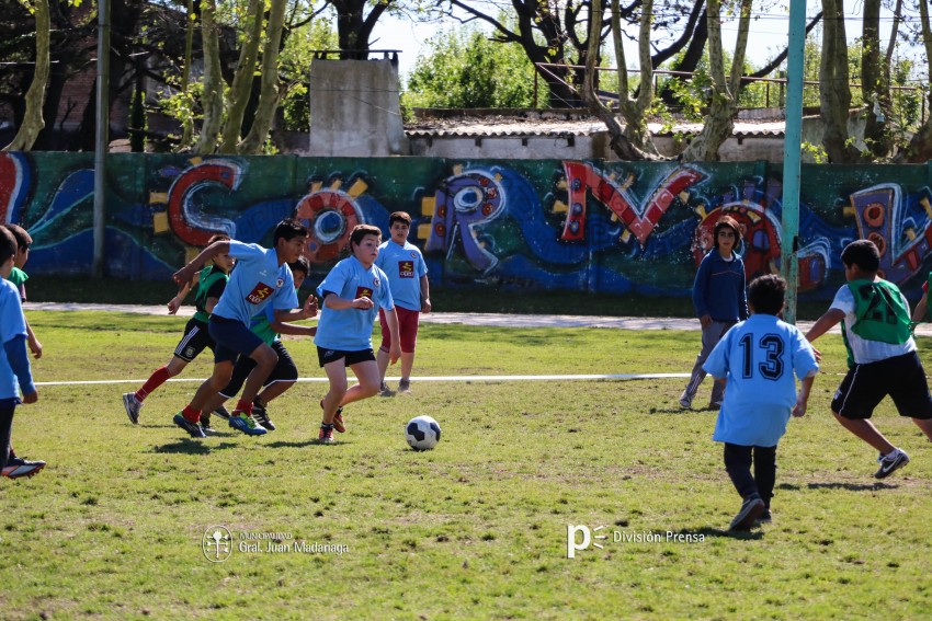 Decenas de ni�os participaron del encuentro de �F�tbol Joven�
