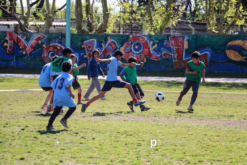 Decenas de ni�os participaron del encuentro de �F�tbol Joven�