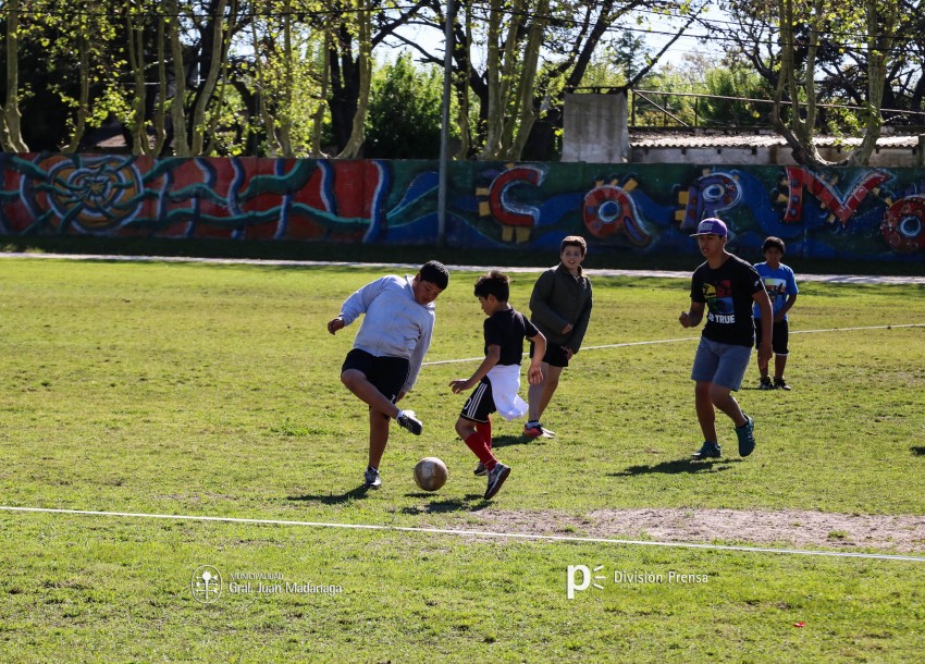 Decenas de ni�os participaron del encuentro de �F�tbol Joven�