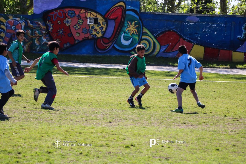 Decenas de ni�os participaron del encuentro de �F�tbol Joven�