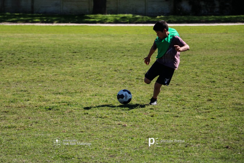 Decenas de ni�os participaron del encuentro de �F�tbol Joven�