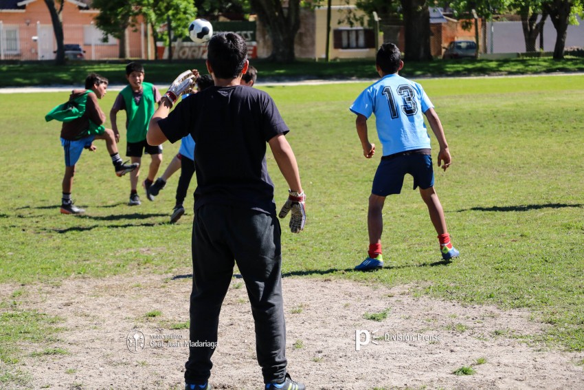 Decenas de ni�os participaron del encuentro de �F�tbol Joven�