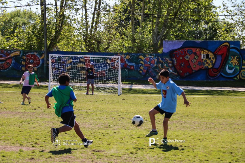 Decenas de ni�os participaron del encuentro de �F�tbol Joven�