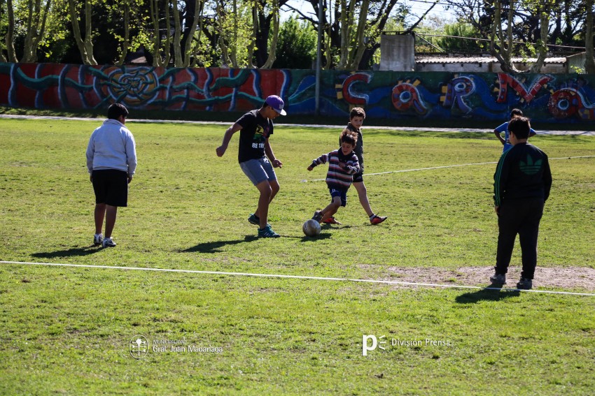 Decenas de ni�os participaron del encuentro de �F�tbol Joven�