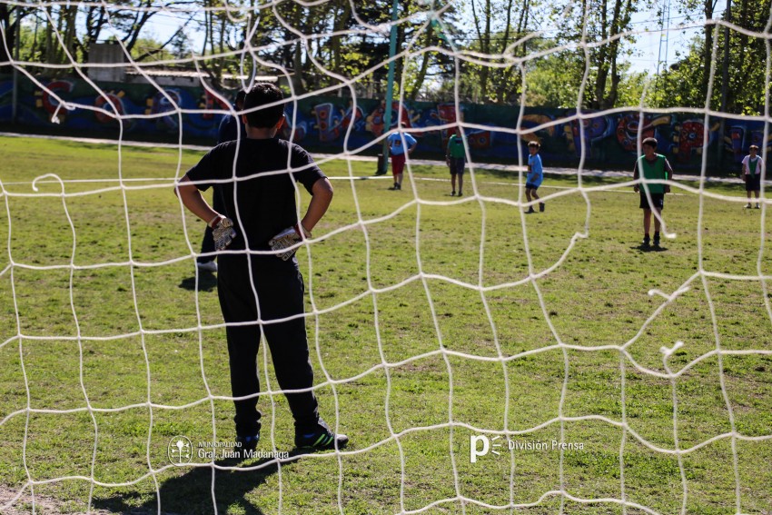 Decenas de ni�os participaron del encuentro de �F�tbol Joven�