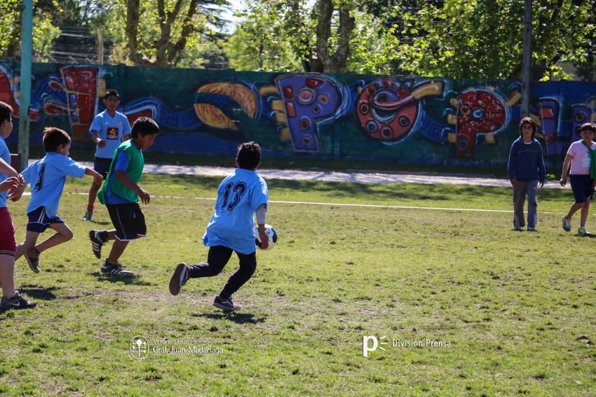 Decenas de ni�os participaron del encuentro de �F�tbol Joven�