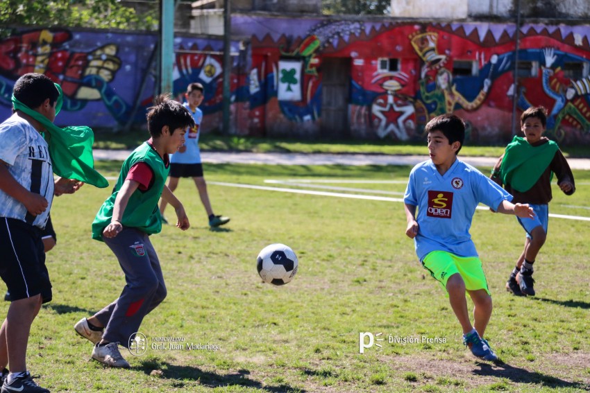 Decenas de ni�os participaron del encuentro de �F�tbol Joven�