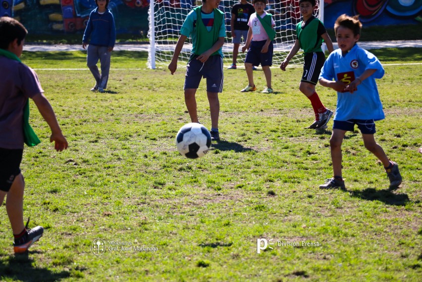 Decenas de ni�os participaron del encuentro de �F�tbol Joven�