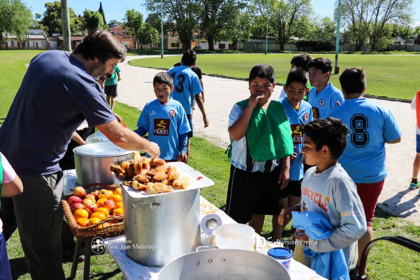 Decenas de ni�os participaron del encuentro de �F�tbol Joven�