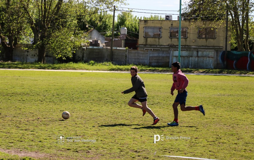 Decenas de ni�os participaron del encuentro de �F�tbol Joven�