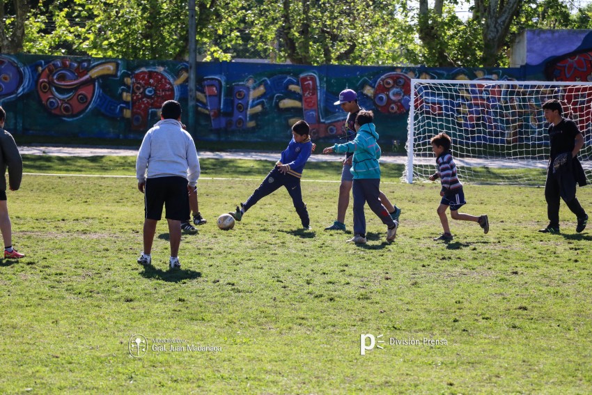Decenas de ni�os participaron del encuentro de �F�tbol Joven�