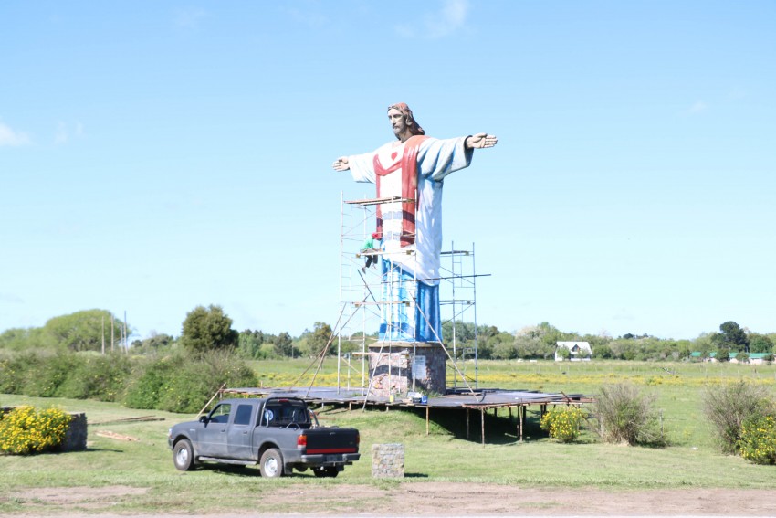 Realizan trabajos de pintura en el Cristo de la ruta 56