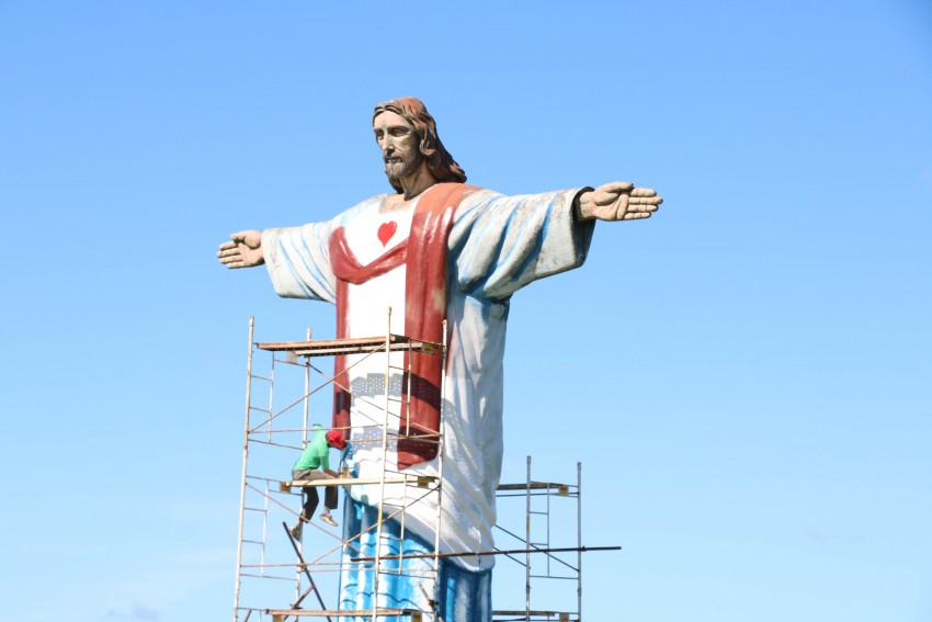 Realizan trabajos de pintura en el Cristo de la ruta 56