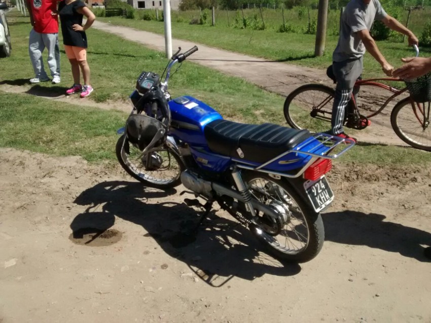 Un herido al perder el equilibrio y caer de su moto