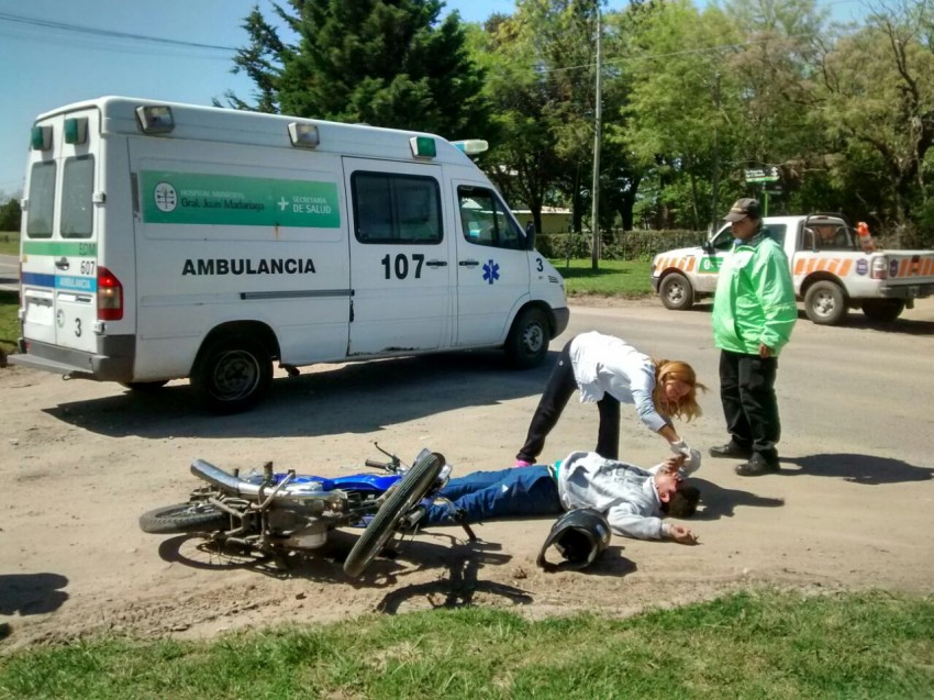 Un herido al perder el equilibrio y caer de su moto