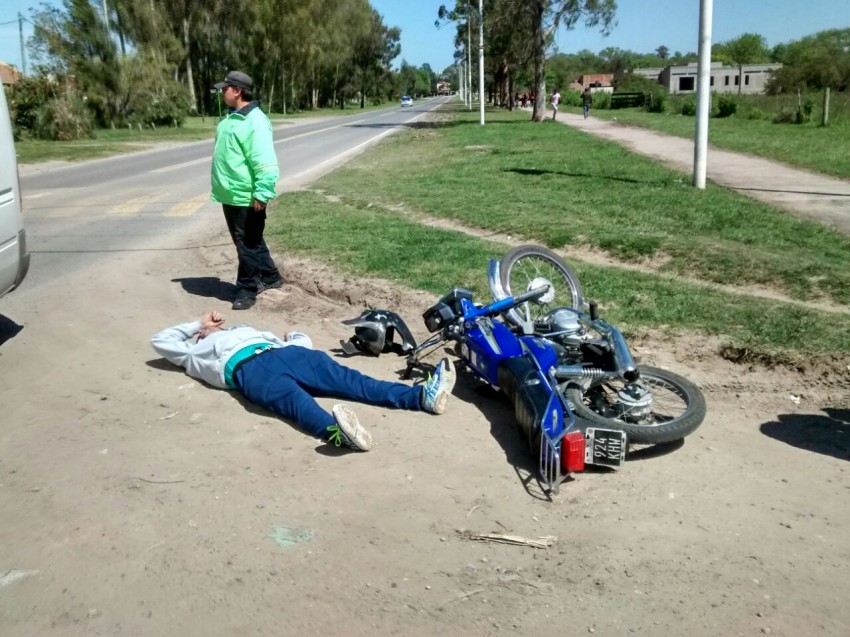 Un herido al perder el equilibrio y caer de su moto