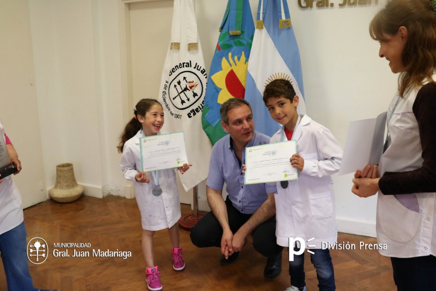 Santoro recibi a los alumnos que representaron a la cuidad en la feri