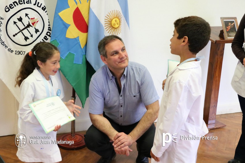 Santoro recibi a los alumnos que representaron a la cuidad en la feri