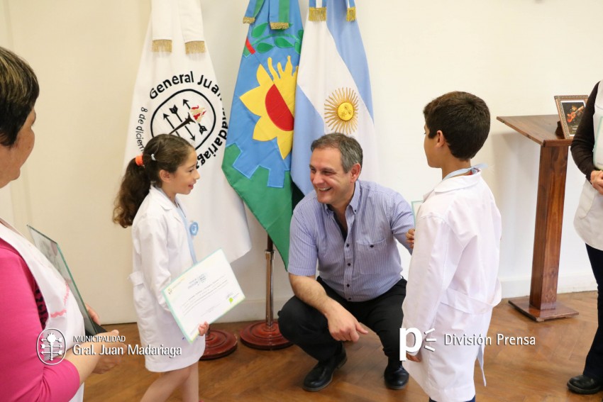 Santoro recibi a los alumnos que representaron a la cuidad en la feri